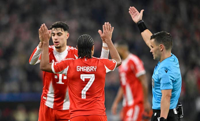 Serge Gnabry FC Bayern Muenchen FCB (07) und Aleksandar Pavlovic FC Bayern Muenchen FCB (45) klatschen ab Schiedsrichter Referee Nicholas Walsh (SCO) Gestik Geste FC Bayern Muenchen FCB vs Sporting Lissabon SCP Spieltag 6 09.12.2025 DFL REGULATIONS PROHIBIT ANY USE OF PHOTOGRAPHS AS IMAGE SEQUENCES AND OR QUASI-VIDEO FC Bayern Muenchen FCB vs Sporting Lissabon SCPn