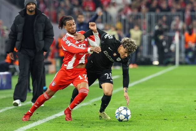 im Zweikampf, Aktion, mit Michael Olise 17 (FC Bayern Muenchen), Maxi Araujo 20 (Sporting Lissabon), FC Bayern Muenchen vs. Sporting Lissabon, Fussball, Champions League, 6. Spieltag, 09.12.2025 Muenchen Bayern Deutschland