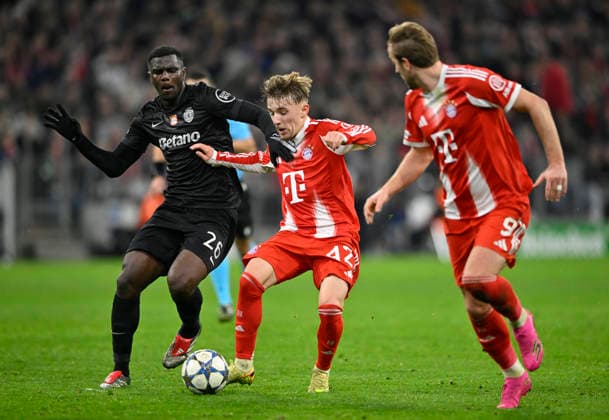 Zweikampf, Aktion Lennart Karl Bayern Muenchen FCB (42) gegen Ousmane Diomande Sporting Lissabon SCP (26) Harry Kane FC Bayern Muenchen FCB (09) FC Bayern Muenchen FCB vs Sporting Lissabon SCP Spieltag 6 09.12.2025 DFL REGULATIONS PROHIBIT ANY USE OF PHOTOGRAPHS AS IMAGE SEQUENCES AND OR QUASI-VIDEO FC Bayern Muenchen FCB vs Sporting Lissabon SCPn