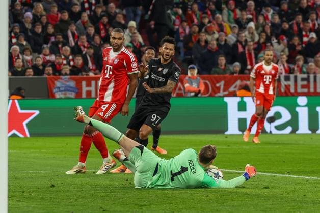 Torwartaktion von Manuel Neuer 1 (FC Bayern Muenchen), Jonathan Tah 4 (FC Bayern Muenchen), Luis Suarez 97 (Sporting Lissabon), FC Bayern Muenchen vs. Sporting Lissabon, Fussball, Champions League, 6. Spieltag, 09.12.2025 Muenchen Bayern Deutschland