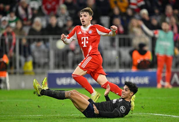 Joao Simoes Sporting Lissabon SCP (52) rettet vor Lennart Karl Bayern Muenchen FCB (42) FC Bayern Muenchen FCB vs Sporting Lissabon SCP Spieltag 6 09.12.2025 DFL REGULATIONS PROHIBIT ANY USE OF PHOTOGRAPHS AS IMAGE SEQUENCES AND OR QUASI-VIDEO FC Bayern Muenchen FCB vs Sporting Lissabon SCPn