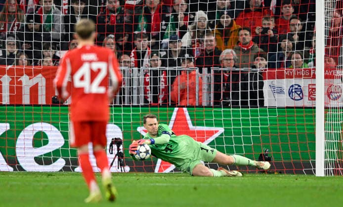 Torwart Manuel Neuer FC Bayern Muenchen FCB (01) Aktion Strafraumszene, Torraumszene Lennart Karl Bayern Muenchen FCB (42) FC Bayern Muenchen FCB vs Sporting Lissabon SCP Spieltag 6 09.12.2025 DFL REGULATIONS PROHIBIT ANY USE OF PHOTOGRAPHS AS IMAGE SEQUENCES AND OR QUASI-VIDEO FC Bayern Muenchen FCB vs Sporting Lissabon SCPn