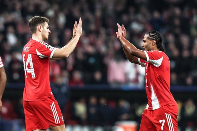 Fussball, UEFA Champions League Saison 2025 2026 Ligaphase - 6. Spieltag FC Bayern München - Sporting Clube de Portugal 09.12.2025, Allianz Arena Josip Stanisic (FC Bayern München, 44) Serge Gnabry (FC Bayern München, 7) klatschen nach einer Torchance zusammen ab München Allianz Arena Bayern Deutschland
