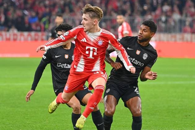 Lennart KARL (Bayern Muenchen), Aktion,Zweikampf gegen Matheus REIS (Sporting CP). Fussball Champions League,Saison 2025 26, Ligaphase FC Bayern Muenchen - Sporting CP am 09.12..2025.