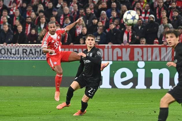 Torchance Serge GNABRY (FC Bayern Muenchen), Aktion,Zweikampf gegen Ivan FRESNEDA (Sporting CP) Fussball Champions League,Saison 2025 26, Ligaphase FC Bayern Muenchen - Sporting CP am 09.12..2025.