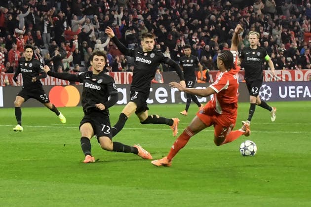 09.12.2025, xemx, Fussball UEFA Champions League, FC Bayern Muenchen - Sporting Lissabon v.l. Eduardo Quaresma (Sporting Lissabon) Ivan Fresneda (Sporting Lissabon) Serge Gnabry (FC Bayern Muenchen) Zweikampf, Aktion, action, battle for the ball (DFL DFB REGULATIONS PROHIBIT ANY USE OF PHOTOGRAPHS as IMAGE SEQUENCES and or QUASI-VIDEO) Muenchen