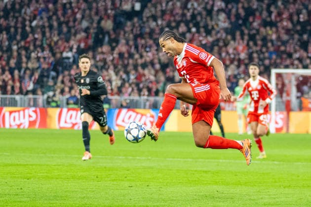 Serge Gnabry 7 (FC Bayern Muenchen) nimmt denn Ball im Flug an, FC Bayern Muenchen vs. Sporting Clube de Portugal, Fussball, UEFA Champions League, 6. Spieltag, 09.12.2025 DFB regulations prohibit any use of photographs as image sequences and or quasi-video Muenchen Bayern Deutschland