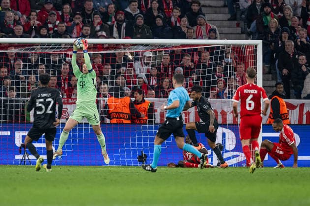 Manuel Neuer (Torwart, FC Bayern Muenchen, 1) klaert einen Ball, der ansonsten zum Eigentor durch Jonathan Tah (FC Bayern Muenchen, 4) gefuehrt haette GER, FC Bayern Muenchen vs. Sporting Lissabon SCP, Fussball, Champions League, Ligaphase 6. Spieltag, Saison 2025 2026, 09.12.2025. (DFL DFB REGULATIONS PROHIBIT ANY USE OF PHOTOGRAPHS as IMAGE SEQUENCES and or QUASI-VIDEO). GER, FC Bayern Muenchen vs. Sporting Lissabon SCP, Fussball, Champions League, Ligaphase 6. Spieltag, Saison 2025 2026, 09.12.2025. Muenchen Copyright: xEibner-Pressefoto HeikexFeinerx EP_HFR