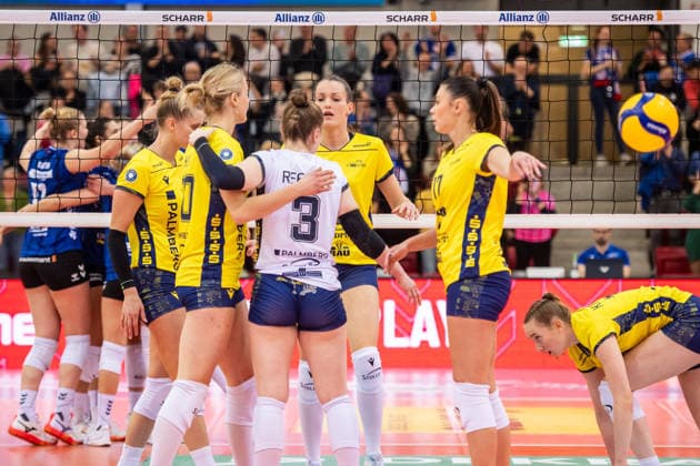 Team des SSC Palmberg Schwerin - sichtlich enttaeuscht nach erstem Satz GER, Allianz MTV Stuttgart - SSC Palmberg Schwerin, Volleyball Bundesliga, VBL, DVV-Pokal: Halbfinale, Spielzeit 2025 2026, 09.12.2025 GER, Allianz MTV Stuttgart - SSC Palmberg Schwerin, Volleyball Bundesliga, VBL, DVV-Pokal: Halbfinale, Spielzeit 2025 2026, 09.12.2025 Stuttgart Copyright: xSandyxDinkelackerx EP_SDR