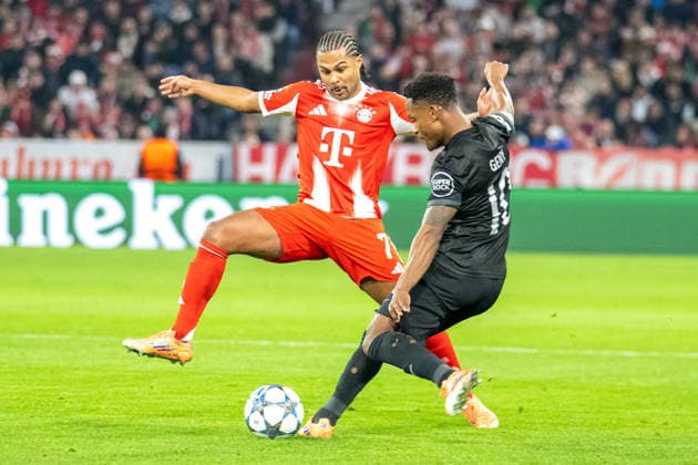 Serge Gnabry 7 (FC Bayern Muenchen) im Zweikampf mit Geny Catamo 10 (Sporting Clube de Portugal), FC Bayern Muenchen vs. Sporting Clube de Portugal, Fussball, UEFA Champions League, 6. Spieltag, 09.12.2025 DFB regulations prohibit any use of photographs as image sequences and or quasi-video Muenchen Bayern Deutschland