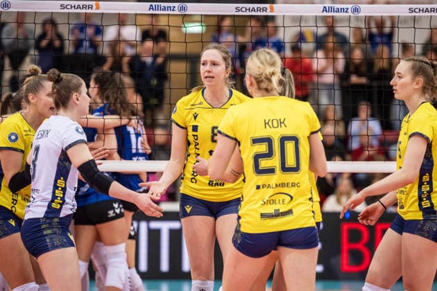 Britte Mayke Stuut (SSC Palmberg Schwerin, 08), Mitte mit Team GER, Allianz MTV Stuttgart - SSC Palmberg Schwerin, Volleyball Bundesliga, VBL, DVV-Pokal: Halbfinale, Spielzeit 2025 2026, 09.12.2025 GER, Allianz MTV Stuttgart - SSC Palmberg Schwerin, Volleyball Bundesliga, VBL, DVV-Pokal: Halbfinale, Spielzeit 2025 2026, 09.12.2025 Stuttgart Copyright: xSandyxDinkelackerx EP_SDR