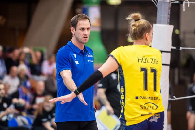 Felix Koslowski (Trainer SSC Palmberg Schwerin) mit Annegret Hoelzig (SSC Palmberg Schwerin, 11) GER, Allianz MTV Stuttgart - SSC Palmberg Schwerin, Volleyball Bundesliga, VBL, DVV-Pokal: Halbfinale, Spielzeit 2025 2026, 09.12.2025 GER, Allianz MTV Stuttgart - SSC Palmberg Schwerin, Volleyball Bundesliga, VBL, DVV-Pokal: Halbfinale, Spielzeit 2025 2026, 09.12.2025 Stuttgart Copyright: xSandyxDinkelackerx EP_SDR