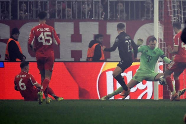 09.12.2025, xemx, Fussball UEFA Champions League, FC Bayern Muenchen - Sporting Lissabon v.l. Eigentor Joshua Kimmich (FC Bayern Muenchen) Manuel Neuer (FC Bayern Muenchen) (DFL DFB REGULATIONS PROHIBIT ANY USE OF PHOTOGRAPHS as IMAGE SEQUENCES and or QUASI-VIDEO) Muenchen