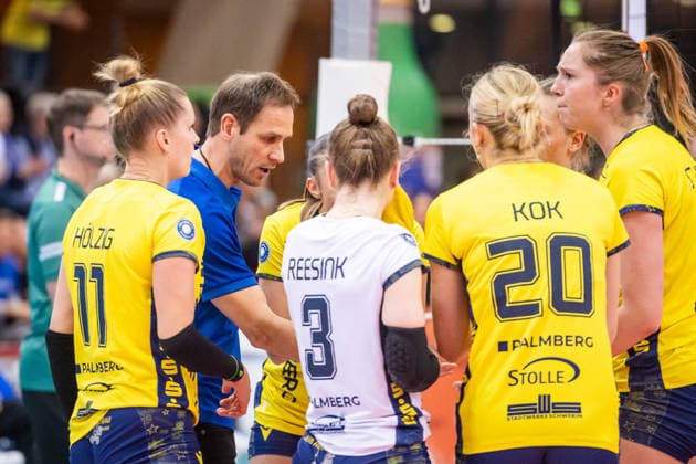 Felix Koslowski (Trainer SSC Palmberg Schwerin) - Auszeit, Ansprache an das Team GER, Allianz MTV Stuttgart - SSC Palmberg Schwerin, Volleyball Bundesliga, VBL, DVV-Pokal: Halbfinale, Spielzeit 2025 2026, 09.12.2025 GER, Allianz MTV Stuttgart - SSC Palmberg Schwerin, Volleyball Bundesliga, VBL, DVV-Pokal: Halbfinale, Spielzeit 2025 2026, 09.12.2025 Stuttgart Copyright: xSandyxDinkelackerx EP_SDR