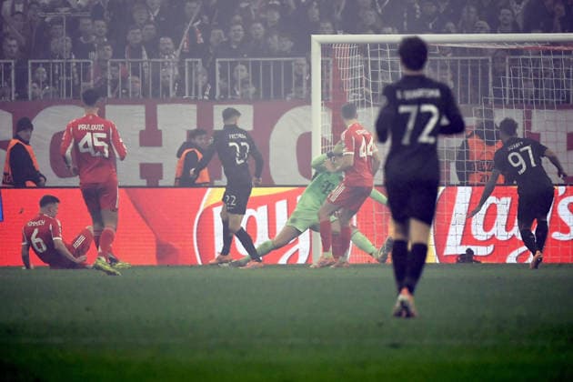 09.12.2025, xemx, Fussball UEFA Champions League, FC Bayern Muenchen - Sporting Lissabon v.l. Eigentor Joshua Kimmich (FC Bayern Muenchen) Manuel Neuer (FC Bayern Muenchen) (DFL DFB REGULATIONS PROHIBIT ANY USE OF PHOTOGRAPHS as IMAGE SEQUENCES and or QUASI-VIDEO) Muenchen