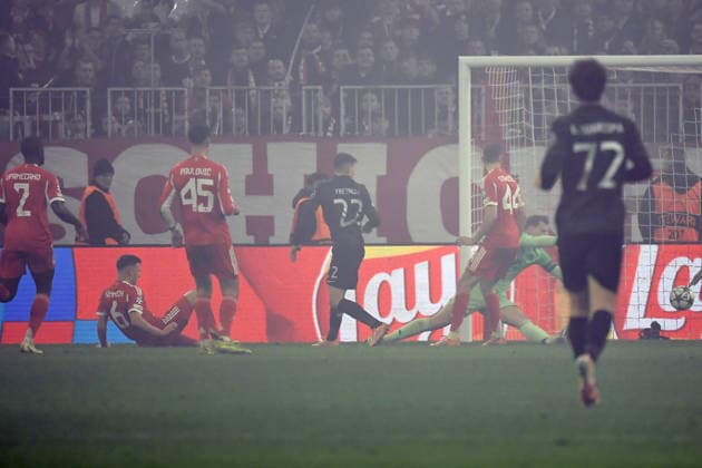 09.12.2025, xemx, Fussball UEFA Champions League, FC Bayern Muenchen - Sporting Lissabon v.l. Eigentor Joshua Kimmich (FC Bayern Muenchen) Manuel Neuer (FC Bayern Muenchen) (DFL DFB REGULATIONS PROHIBIT ANY USE OF PHOTOGRAPHS as IMAGE SEQUENCES and or QUASI-VIDEO) Muenchen