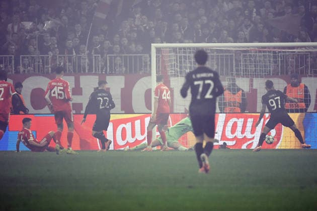 09.12.2025, xemx, Fussball UEFA Champions League, FC Bayern Muenchen - Sporting Lissabon v.l. Eigentor Joshua Kimmich (FC Bayern Muenchen) Manuel Neuer (FC Bayern Muenchen) (DFL DFB REGULATIONS PROHIBIT ANY USE OF PHOTOGRAPHS as IMAGE SEQUENCES and or QUASI-VIDEO) Muenchen
