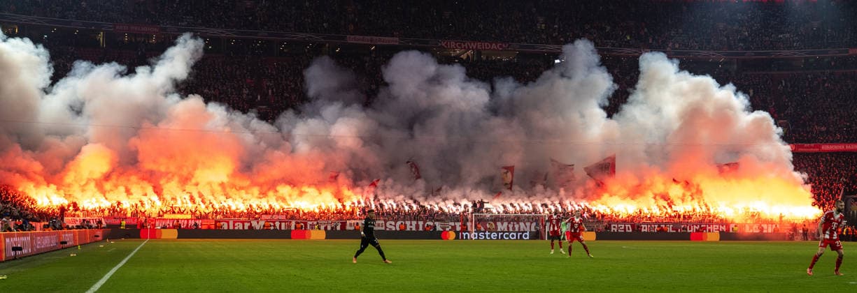 Pyro von der FC Bayern Südkurve abgebrannt, Panorama, FC Bayern Muenchen vs. Sporting Clube de Portugal, Fussball, UEFA Champions League, 6. Spieltag, 09.12.2025 DFB regulations prohibit any use of photographs as image sequences and or quasi-video Muenchen Bayern Deutschland