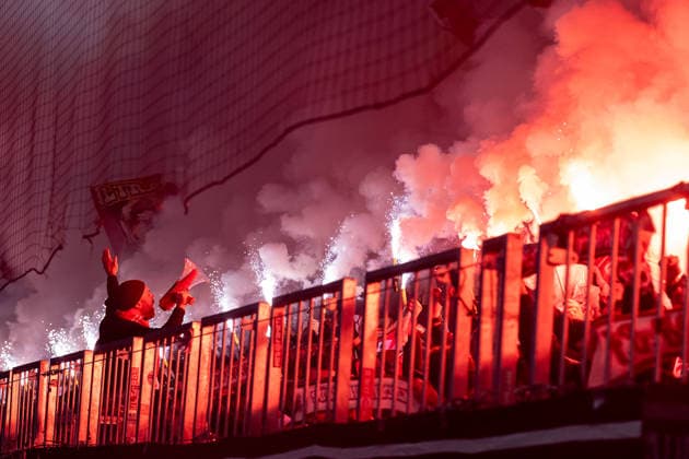 Bengalos und Qualm in der Suedkurve der Bayernfans verursachen Anfang der zweiten Halbzeit schlechte Sicht in der Arena GER, FC Bayern Muenchen vs. Sporting Lissabon SCP, Fussball, Champions League, Ligaphase 6. Spieltag, Saison 2025 2026, 09.12.2025. (DFL DFB REGULATIONS PROHIBIT ANY USE OF PHOTOGRAPHS as IMAGE SEQUENCES and or QUASI-VIDEO). GER, FC Bayern Muenchen vs. Sporting Lissabon SCP, Fussball, Champions League, Ligaphase 6. Spieltag, Saison 2025 2026, 09.12.2025. Muenchen Copyright: xEibner-Pressefoto HeikexFeinerx EP_HFR