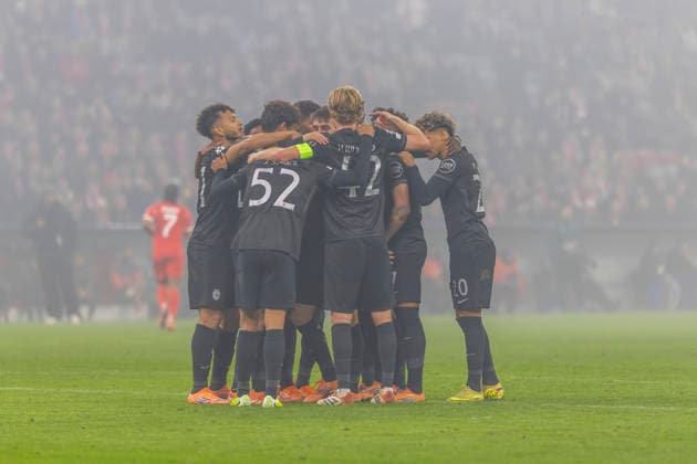 Dortmund, Deutschland 09. Dezember 2025: Champions League - 2025 2026 - FC Bayern München vs. Sporting Lissabon Im Bild: Die Spieler von Lissabon jubeln nach dem Eigentor von Kimmich (FCB) zum 0:1 mit seinen Allianz Arena Bayern Copyright: xFotostandx xSchäferx