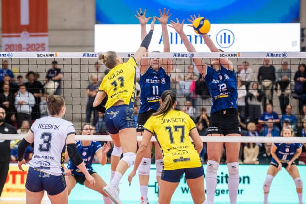 Annegret Hoelzig (SSC Palmberg Schwerin, 11) vs. Stuttgarter Block aus Pauline Martin (Allianz MTV Stuttgart, 11), li und Lucia Varela Gomez (Allianz MTV Stuttgart, 12), re. GER, Allianz MTV Stuttgart - SSC Palmberg Schwerin, Volleyball Bundesliga, VBL, DVV-Pokal: Halbfinale, Spielzeit 2025 2026, 09.12.2025 GER, Allianz MTV Stuttgart - SSC Palmberg Schwerin, Volleyball Bundesliga, VBL, DVV-Pokal: Halbfinale, Spielzeit 2025 2026, 09.12.2025 Stuttgart Copyright: xSandyxDinkelackerx EP_SDR