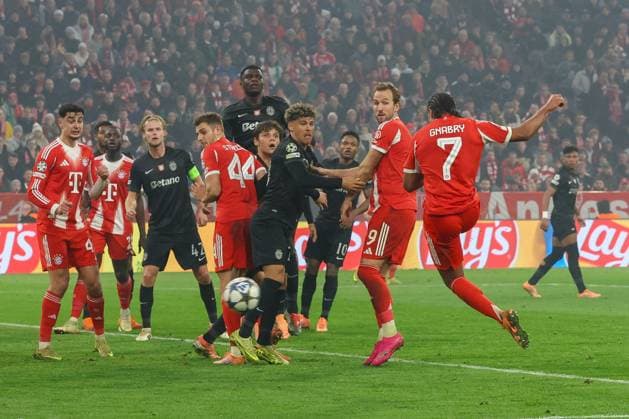 Serge Gnabry 7 (FC Bayern Muenchen) trifft das Tor zum Ausgleich 1:1, FC Bayern Muenchen vs. Sporting Lissabon, Fussball, Champions League, 6. Spieltag, 09.12.2025 Muenchen Bayern Deutschland