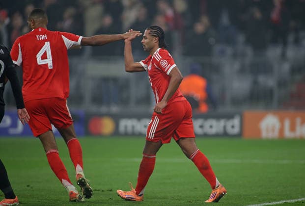 Fussball, Herren, Champions League, Saison 2025 2026, FC Bayern München - Sporting Lissabon, 6.Spieltag, Allianz Arena 1:1 durch Serge Gnabry (FC Bayern München), Tor, Ausgleich, Abklatschen mit Jonathan Tah (FC Bayern München) (li.)