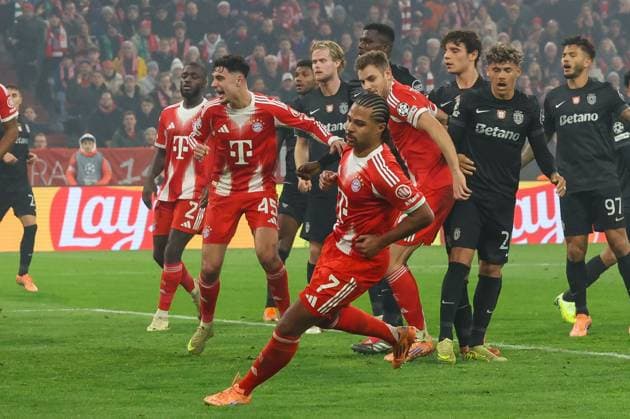Torjubel von Serge Gnabry 7 (FC Bayern Muenchen) zum Ausgleich 1:1, FC Bayern Muenchen vs. Sporting Lissabon, Fussball, Champions League, 6. Spieltag, 09.12.2025 Muenchen Bayern Deutschland