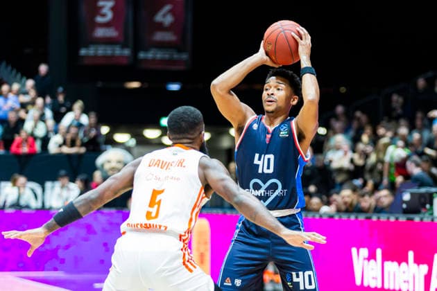 09.12.2025, xomx, Basketball EuroCup 2025, Niners Chemnitz - Panionios Athen v.l. JAYLEN HANDS (Panionios Cosmorama Travel Athens) am Ball. Corey Davis Jr. (Niners Chemnitz) Chemnitz