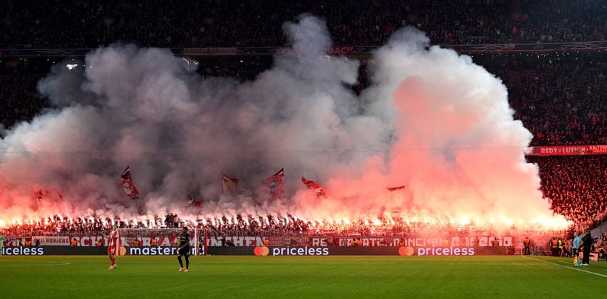 FUSSBALL CHAMPIONS LEAGUE SAISON 2025 2026 Vorrunde 6. Spieltag 09.12.2025 FC Bayern Muenchen - Sporting Lissabon Die FC Bayern Muenchen Fans , Ultras in der Suedkurve zuenden ein Feuerwerk mit Pyro, die Allianz Arena ist in Nebel und Rauch gefuellt, ein Feuerwerk brennt