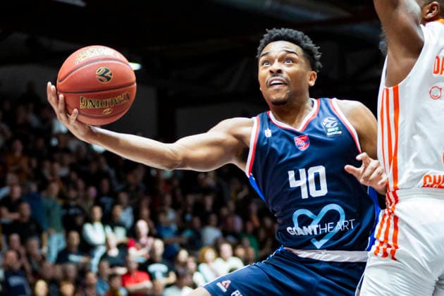 09.12.2025, xomx, Basketball EuroCup 2025, Niners Chemnitz - Panionios Athen v.l. JAYLEN HANDS (Panionios Cosmorama Travel Athens) am Ball im Zweikampf mit Corey Davis Jr. (Niners Chemnitz) Chemnitz
