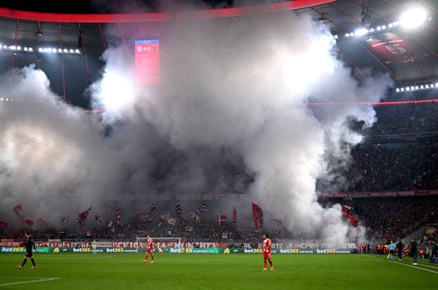 FUSSBALL CHAMPIONS LEAGUE SAISON 2025 2026 Vorrunde 6. Spieltag 09.12.2025 FC Bayern Muenchen - Sporting Lissabon Die FC Bayern Muenchen Fans , Ultras in der Suedkurve zuenden ein Feuerwerk mit Pyro, die Allianz Arena ist in Nebel und Rauch gefuellt, ein Feuerwerk brennt