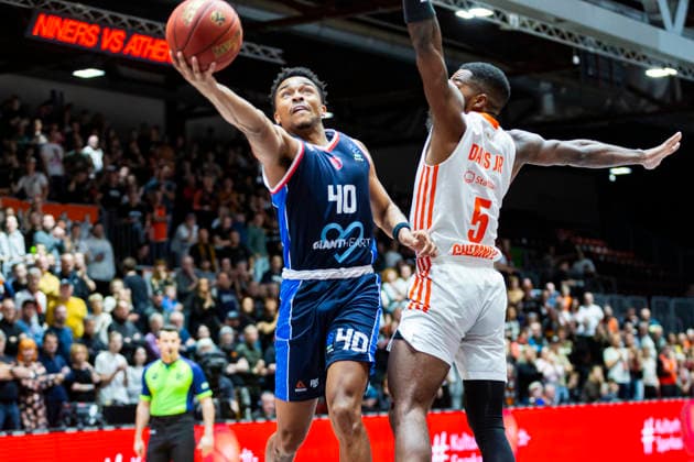 09.12.2025, xomx, Basketball EuroCup 2025, Niners Chemnitz - Panionios Athen v.l. JAYLEN HANDS (Panionios Cosmorama Travel Athens) am Ball im Zweikampf mit Corey Davis Jr. (Niners Chemnitz) Chemnitz