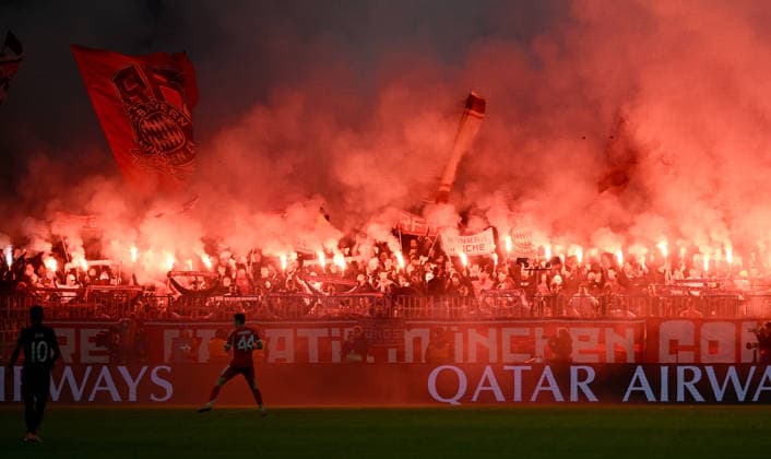 FUSSBALL CHAMPIONS LEAGUE SAISON 2025 2026 Vorrunde 6. Spieltag 09.12.2025 FC Bayern Muenchen - Sporting Lissabon Die FC Bayern Muenchen Fans , Ultras in der Suedkurve zuenden ein Feuerwerk mit Pyro, die Allianz Arena ist in Nebel und Rauch gefuellt, ein Feuerwerk brennt