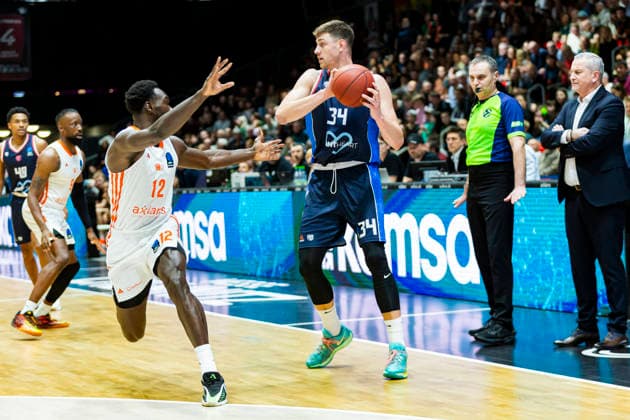 09.12.2025, xomx, Basketball EuroCup 2025, Niners Chemnitz - Panionios Athen v.l. JACKSON KREUSER (Panionios Cosmorama Travel Athens) am Ball im Zweikampf mit Amadou Sow (Niners Chemnitz) Chemnitz