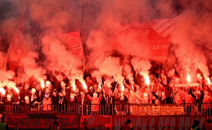 FUSSBALL CHAMPIONS LEAGUE SAISON 2025 2026 Vorrunde 6. Spieltag 09.12.2025 FC Bayern Muenchen - Sporting Lissabon Die FC Bayern Muenchen Fans , Ultras in der Suedkurve zuenden ein Feuerwerk mit Pyro, die Allianz Arena ist in Nebel und Rauch gefuellt, ein Feuerwerk brennt