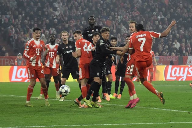 09.12.2025, xemx, Fussball UEFA Champions League, FC Bayern Muenchen - Sporting Lissabon v.l. Serge Gnabry (FC Bayern Muenchen) Torschuetze, erzielt das Tor, Treffer, scores the goal 1:1 (DFL DFB REGULATIONS PROHIBIT ANY USE OF PHOTOGRAPHS as IMAGE SEQUENCES and or QUASI-VIDEO) Muenchen