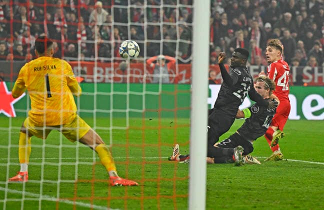 09.12.2025, Fussball UEFA Championsleague 2025 2026: Vorrunde 6.Spieltag, FC Bayern München - Sporting Lissabon, in der Allianz-Arena München. Lennart Karl (FC Bayern München) trifft zum 2:1 gegen Torwart Rui Silva (Sporting Lissabon)