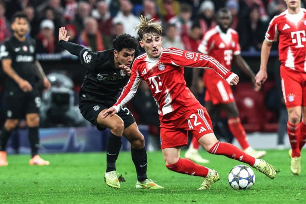 Fussball, UEFA Champions League Saison 2025 2026 Ligaphase - 6. Spieltag FC Bayern München - Sporting Clube de Portugal 09.12.2025, Allianz Arena Goncalo Inacio (Sporting Lissabon, 25). Lennart Karl (FC Bayern München, 42) München Allianz Arena Bayern Deutschland