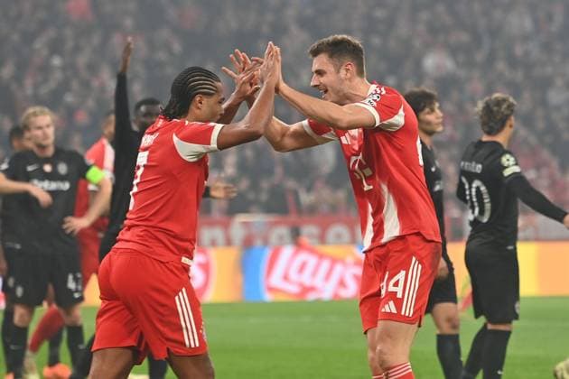 Torjubel Serge GNABRY (FC Bayern Muenchen) mit Josip STANISIC (Bayern Muenchen) nach TOR ZUM 1-1.JUBEL,FREUDE,BEGEISTERUNG, Fussball Champions League,Saison 2025 26, Ligaphase FC Bayern Muenchen - Sporting CP am 09.12..2025.