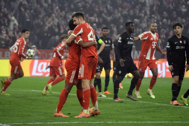 09.12.2025, xemx, Fussball UEFA Champions League, FC Bayern Muenchen - Sporting Lissabon v.l. Torjubel nach dem Tor zum celebrating the goal celebrate 1:1 durch Serge Gnabry (FC Bayern Muenchen) Josip Stanisic (FC Bayern Muenchen) (DFL DFB REGULATIONS PROHIBIT ANY USE OF PHOTOGRAPHS as IMAGE SEQUENCES and or QUASI-VIDEO) Muenchen