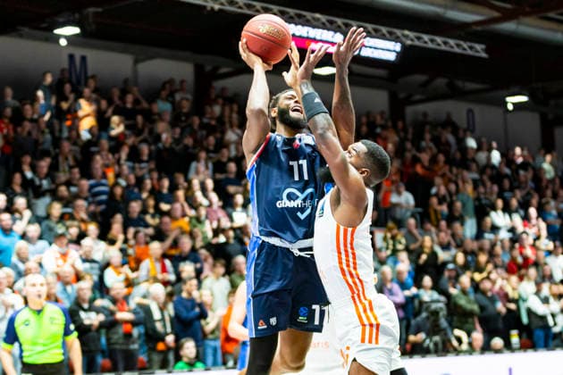 09.12.2025, xomx, Basketball EuroCup 2025, Niners Chemnitz - Panionios Athen v.l. MATT LEWIS (Panionios Cosmorama Travel Athens) und Corey Davis Jr. (Niners Chemnitz) im Zweikampf am Ball. Chemnitz