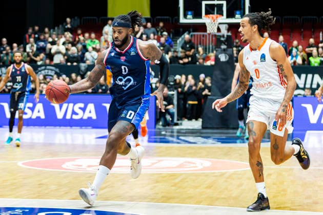 09.12.2025, xomx, Basketball EuroCup 2025, Niners Chemnitz - Panionios Athen v.l. NATE WATSON (Panionios Cosmorama Travel Athens) am Ball. Kevin Yebo (Niners Chemnitz) Chemnitz