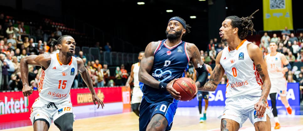 09.12.2025, xomx, Basketball EuroCup 2025, Niners Chemnitz - Panionios Athen v.l. NATE WATSON (Panionios Cosmorama Travel Athens) am Ball. Kevin Yebo (Niners Chemnitz) Chemnitz