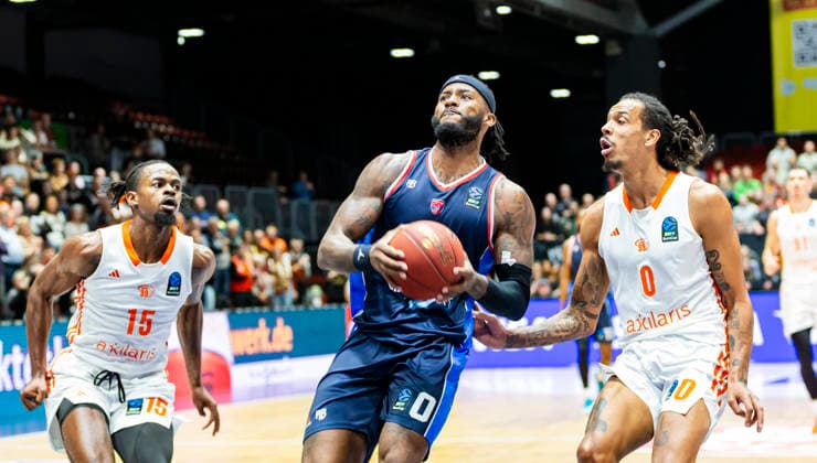 09.12.2025, xomx, Basketball EuroCup 2025, Niners Chemnitz - Panionios Athen v.l. NATE WATSON (Panionios Cosmorama Travel Athens) am Ball. Kevin Yebo (Niners Chemnitz) Chemnitz