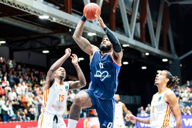 09.12.2025, xomx, Basketball EuroCup 2025, Niners Chemnitz - Panionios Athen v.l. NATE WATSON (Panionios Cosmorama Travel Athens) am Ball. Kevin Yebo (Niners Chemnitz) Chemnitz