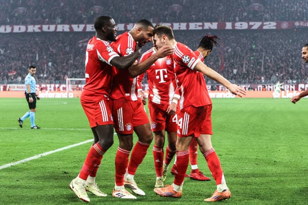 Fussball, UEFA Champions League Saison 2025 2026 Ligaphase - 6. Spieltag FC Bayern München - Sporting Clube de Portugal 09.12.2025, Allianz Arena Torjubel FC Bayern München nach dem Tor zum 3-1 durch Jonathan Tah (FC Bayern München, 4), die Spieler freuen sich München Allianz Arena Bayern Deutschland
