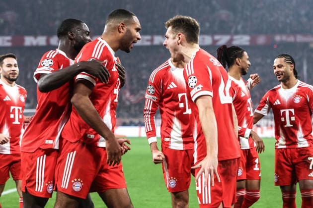 Fussball, UEFA Champions League Saison 2025 2026 Ligaphase - 6. Spieltag FC Bayern München - Sporting Clube de Portugal 09.12.2025, Allianz Arena Torjubel FC Bayern München nach dem Tor zum 3-1 durch Jonathan Tah (FC Bayern München, 4), die Spieler freuen sich München Allianz Arena Bayern Deutschland