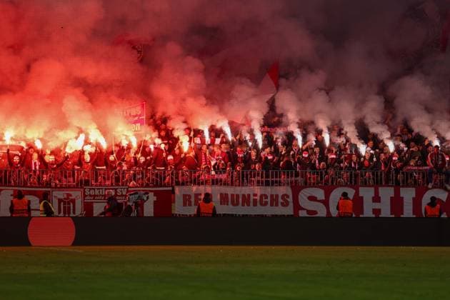Fußball Champions League 6. Spieltag FC Bayern München - Sporting Lissabon am 09.12.2025 in der Allianz Arena in München Fans von FC Bayern München zünden Bengalos Pyro Pyrotechnik Leuchtkörper Rauchbomben im Fanblock