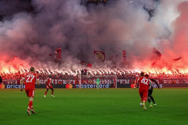 Fußball Champions League 6. Spieltag FC Bayern München - Sporting Lissabon am 09.12.2025 in der Allianz Arena in München Fans von FC Bayern München zünden Bengalos Pyro Pyrotechnik Leuchtkörper Rauchbomben im Fanblock